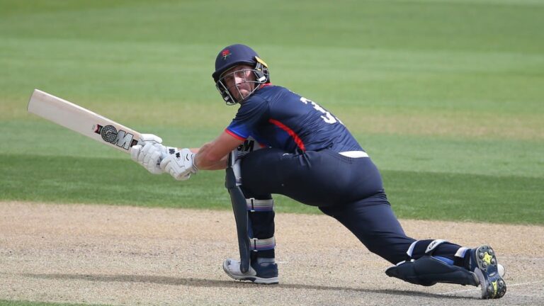 Dane Vilas denies Sussex’s kids their day out as grown-up century propels Lancashire to final