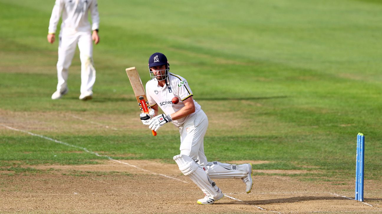 Dom Sibley's 105* just what Warwickshire need in fight to stay in top flight