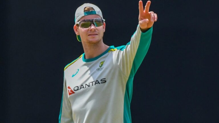 Australia bowl, Steven Smith in for David Warner