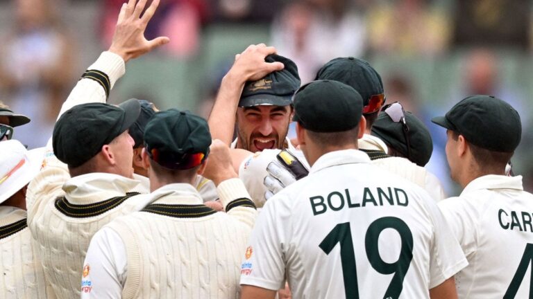 Australia strike in a cluster to bring victory closer as SA woes continue