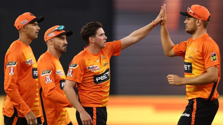 Hardie, Richardson fire Scorchers to comfortable win against stuttering Sixers