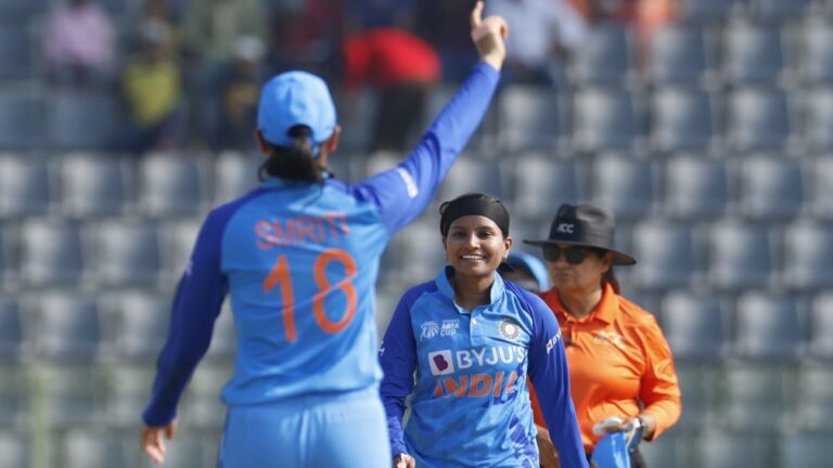 India bowl first in the final T20I; Rodrigues, Schutt rested