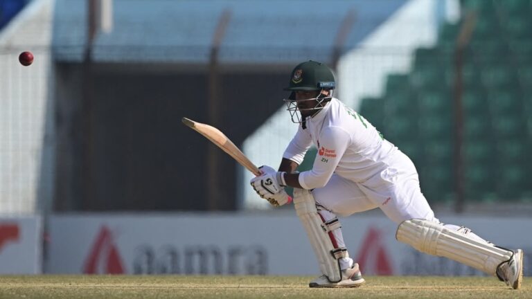 Zakir stands firm but India make inroads in afternoon session
