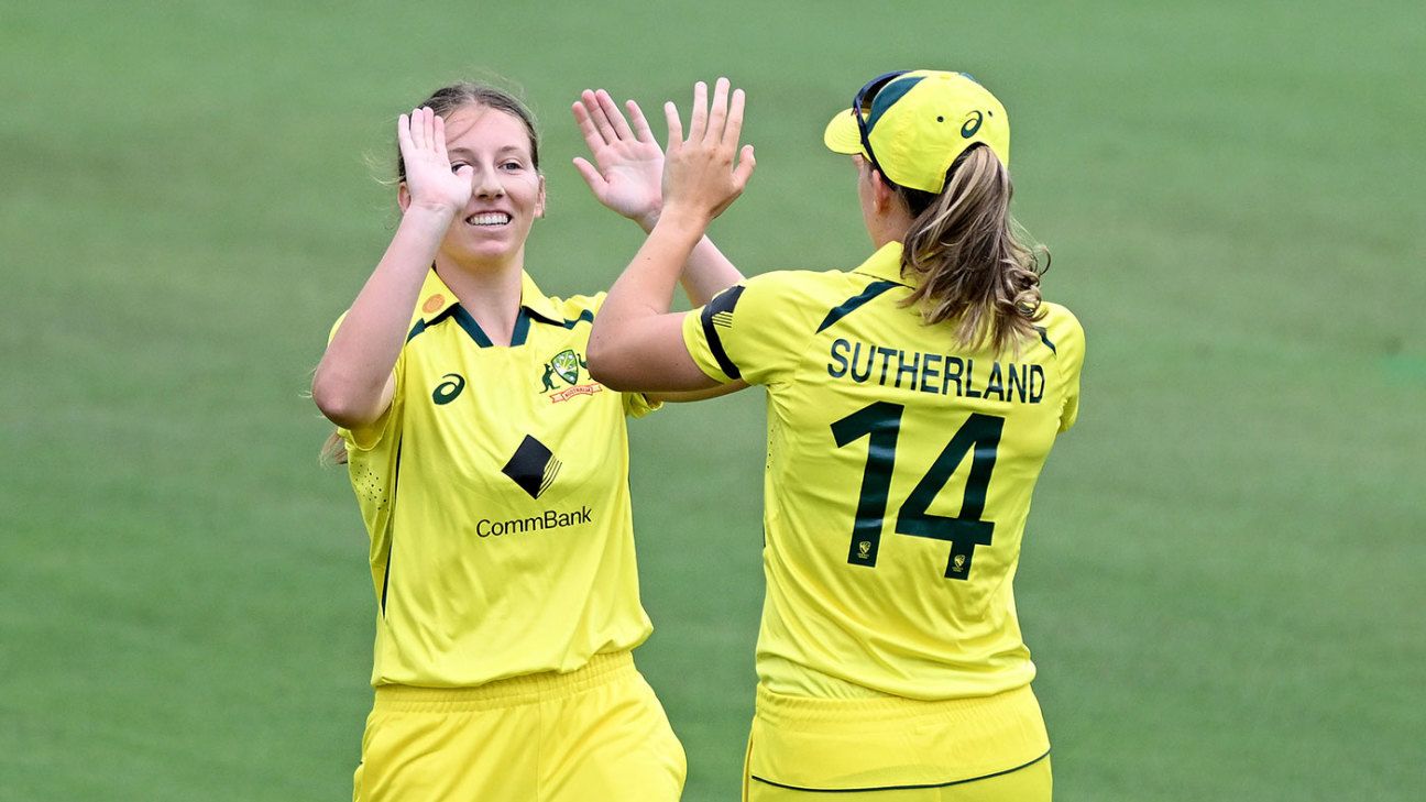 Dar holds Pakistan together as Australia's spinners help out wayward quicks