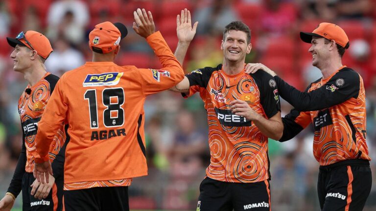 Perth Scorchers crush Sydney Thunder on Warner’s BBL return
