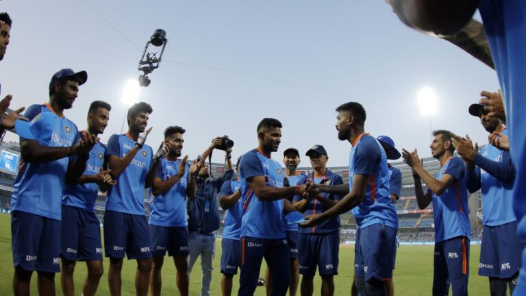 SL opt to bowl; India hand T20I debuts to Mavi and Gill