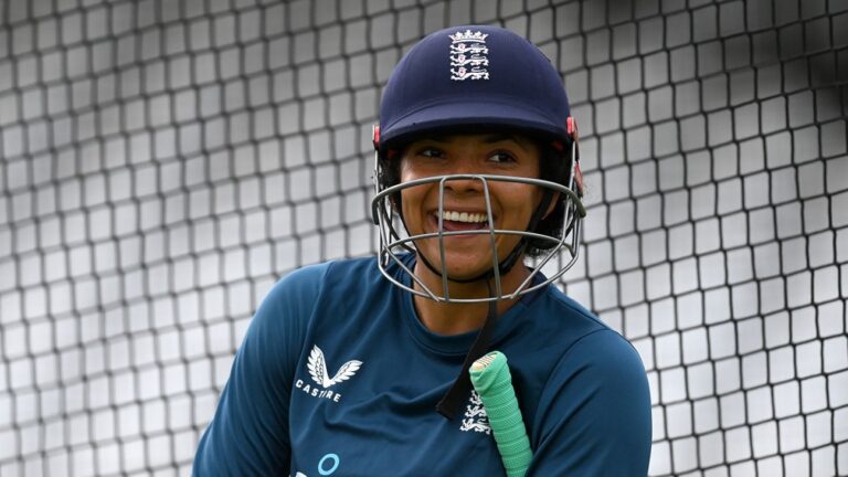 England bowl first at Bristol as Sophia Dunkley returns to changed line-up