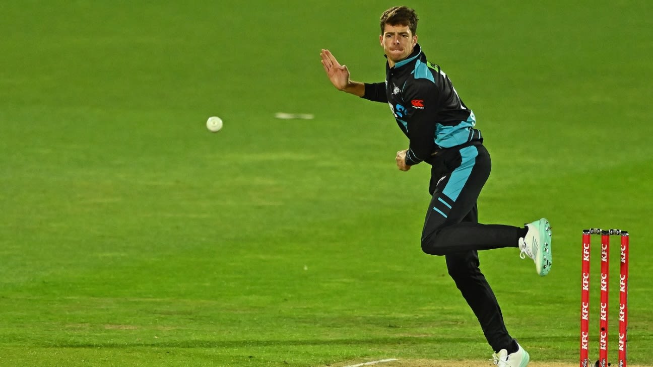 Unchanged Pakistan bowl; Santner back for New Zealand