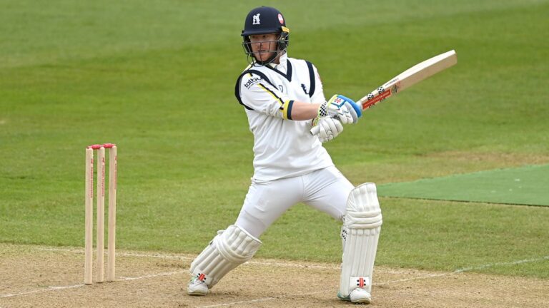 Alex Davies carries his bat – and Warwickshire – with unbeaten 127