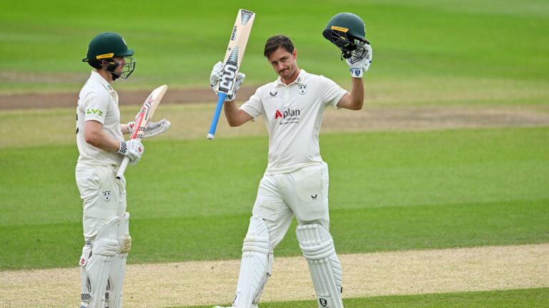 Gareth Roderick century gives Worcestershire a shot at victory