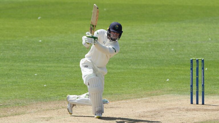 Eddie Byrom, Kiran Carlson cash in on inconsistent Leicestershire bowling