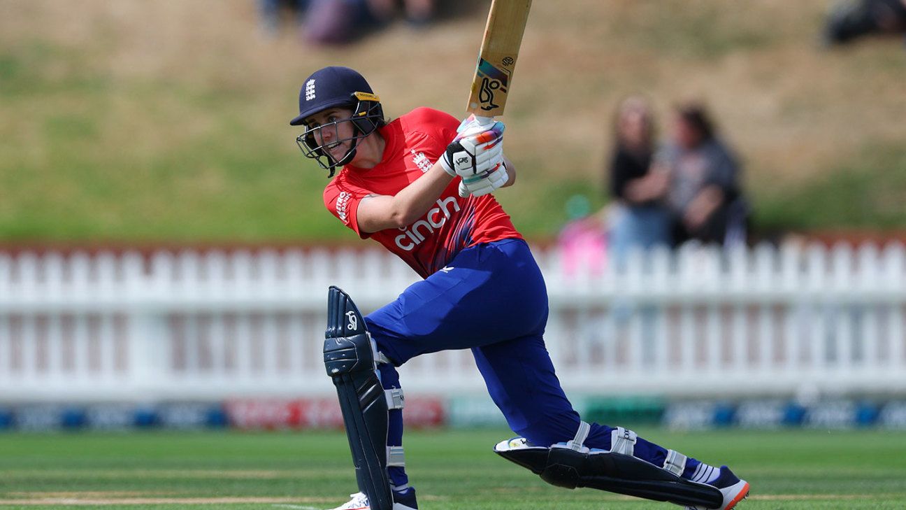 England bat, Nat Sciver-Brunt returns; Pakistan make three changes