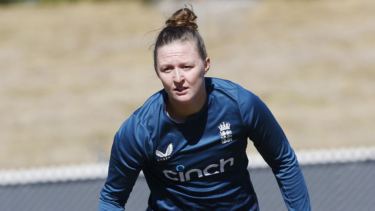 Unchanged Pakistan bat; England bring in Filer and Wyatt
