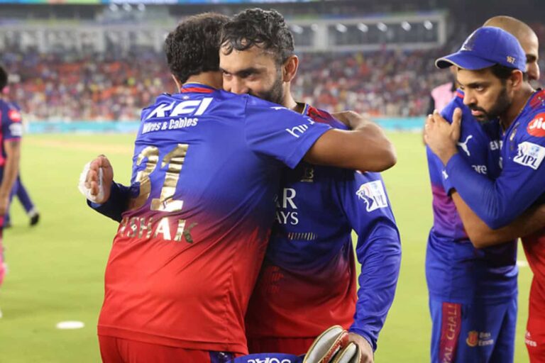 [Watch] RCB Players Give Dinesh Karthik Guard of Honor on IPL Retirement • ProBatsman