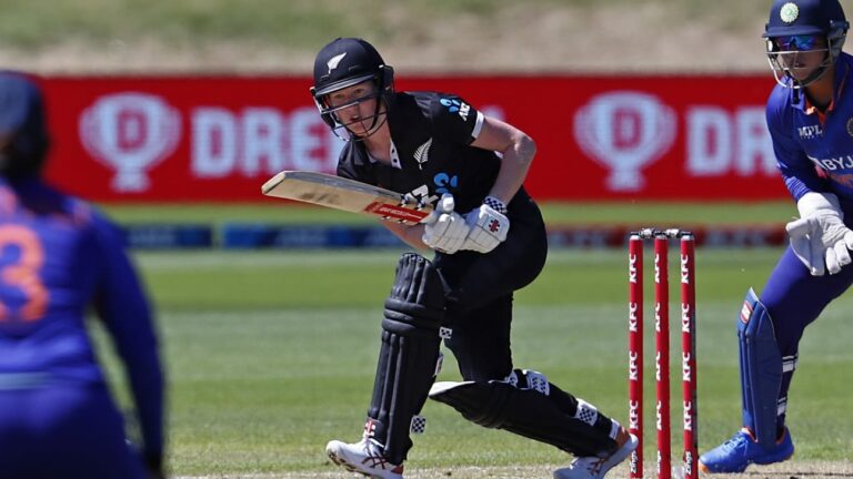 Lauren Down back on NZC’s central-contracts list