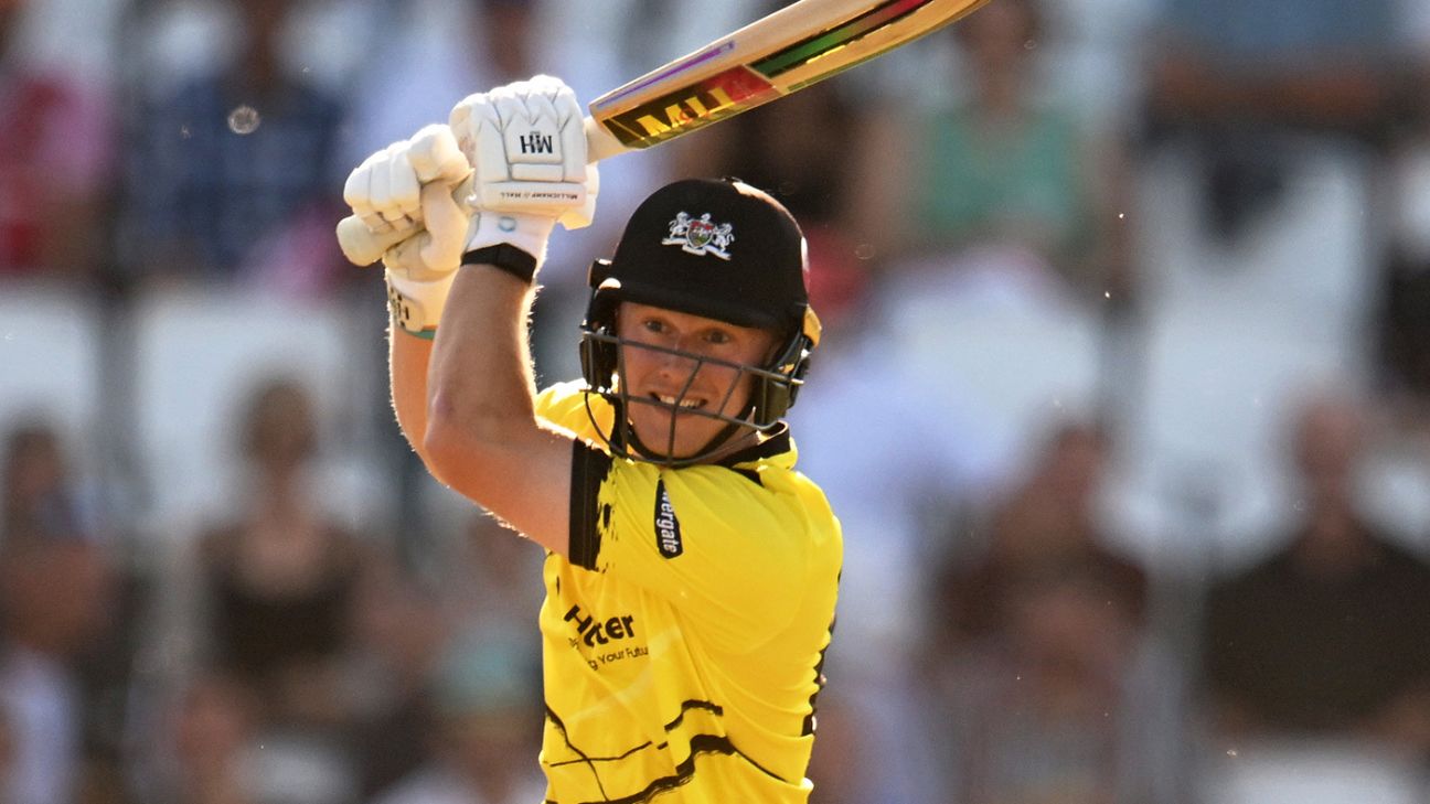 Miles Hammond goes big to keep Gloucestershire's quarter-final hopes alive