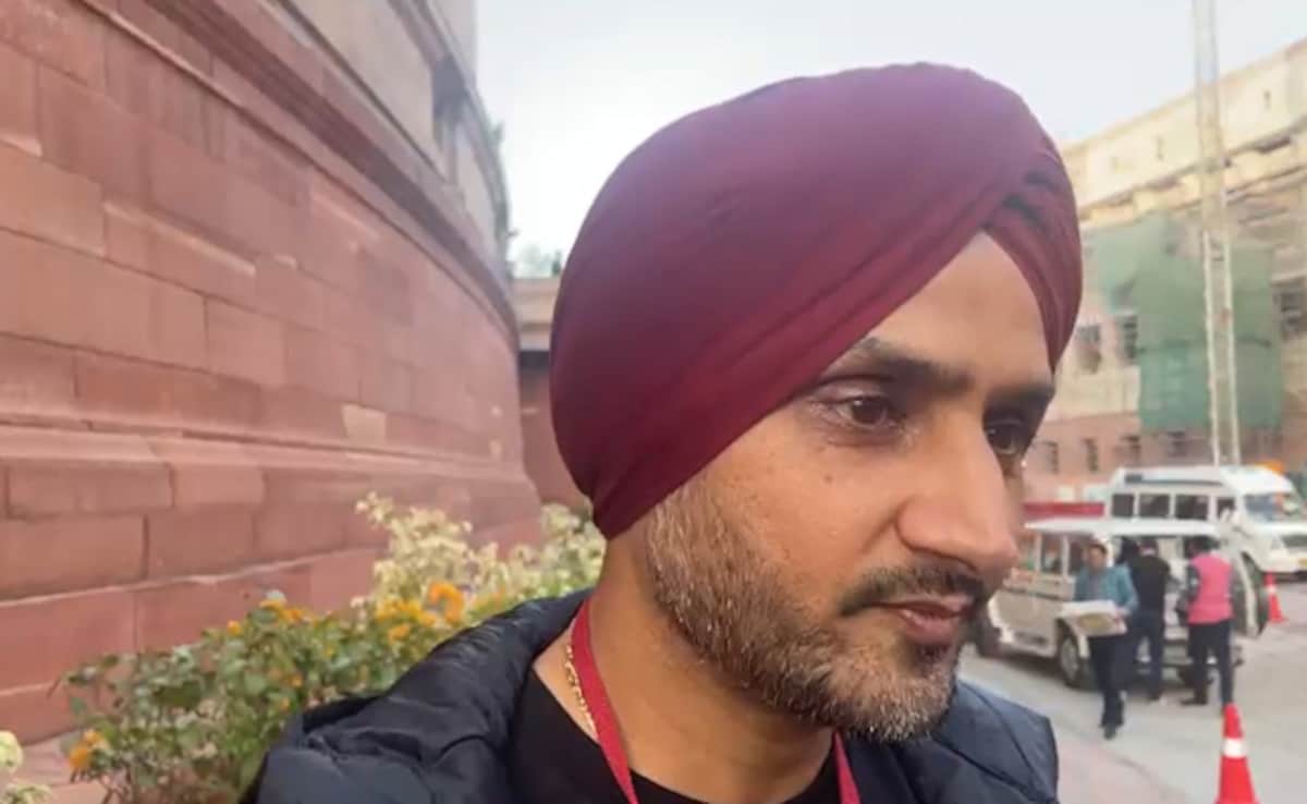 Pakistan Fan Says Babar Azam Ignored Irfan Pathan For Interview, Harbhajan Singh Gives Angry Response | Cricket News