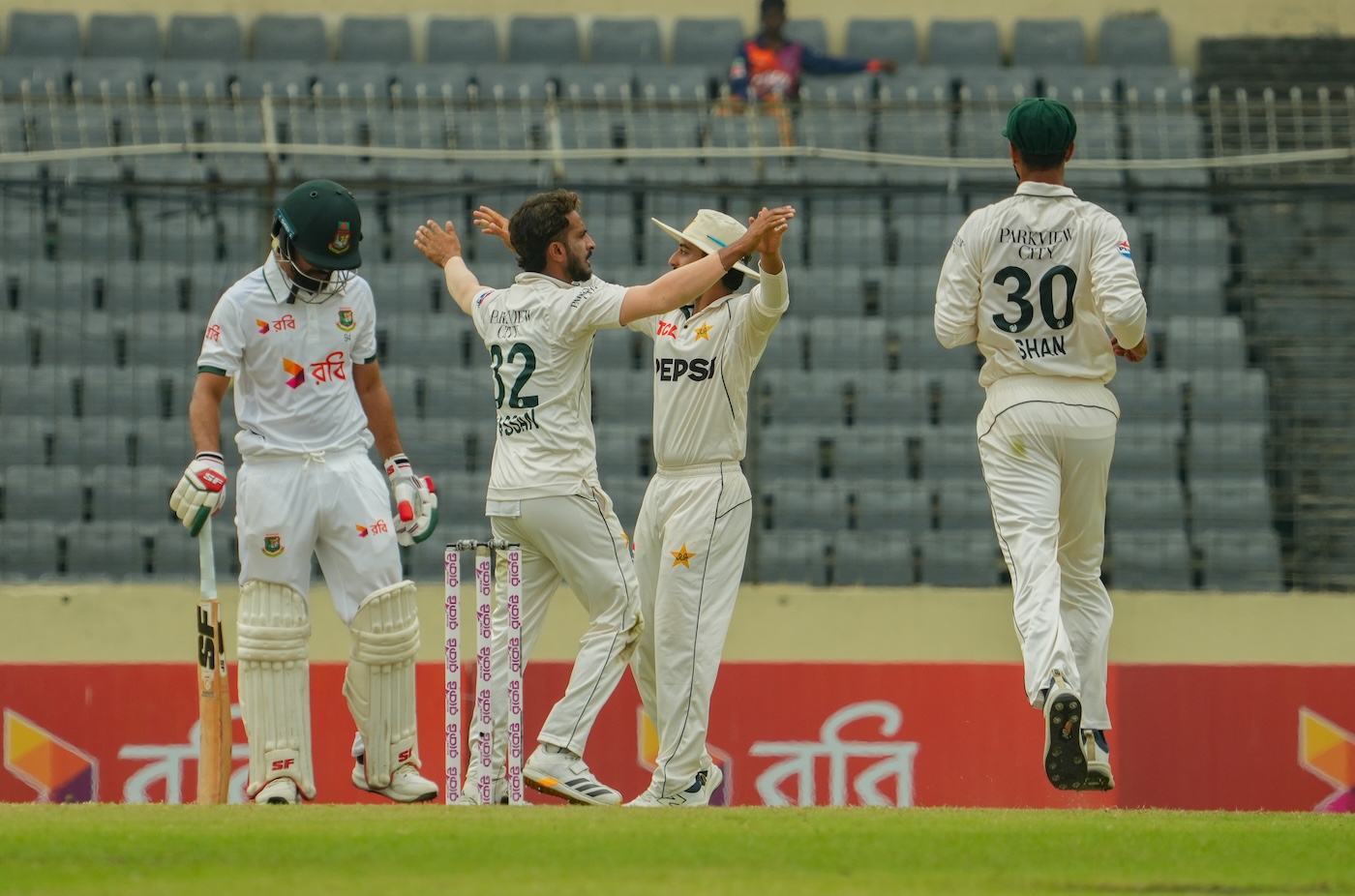Hasan Ali Stretchered Off With Injury In Sylhet